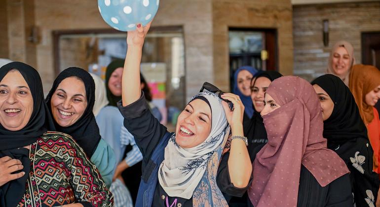 妇女们在叙利亚大马士革参加社区赋权活动。